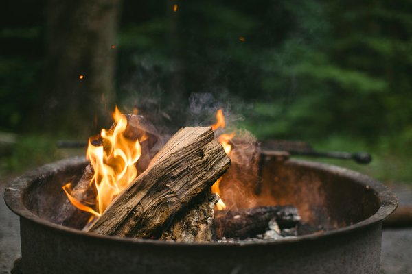 Quelles sont les techniques pour allumer un feu en camping en utilisant des pierres à feu?
